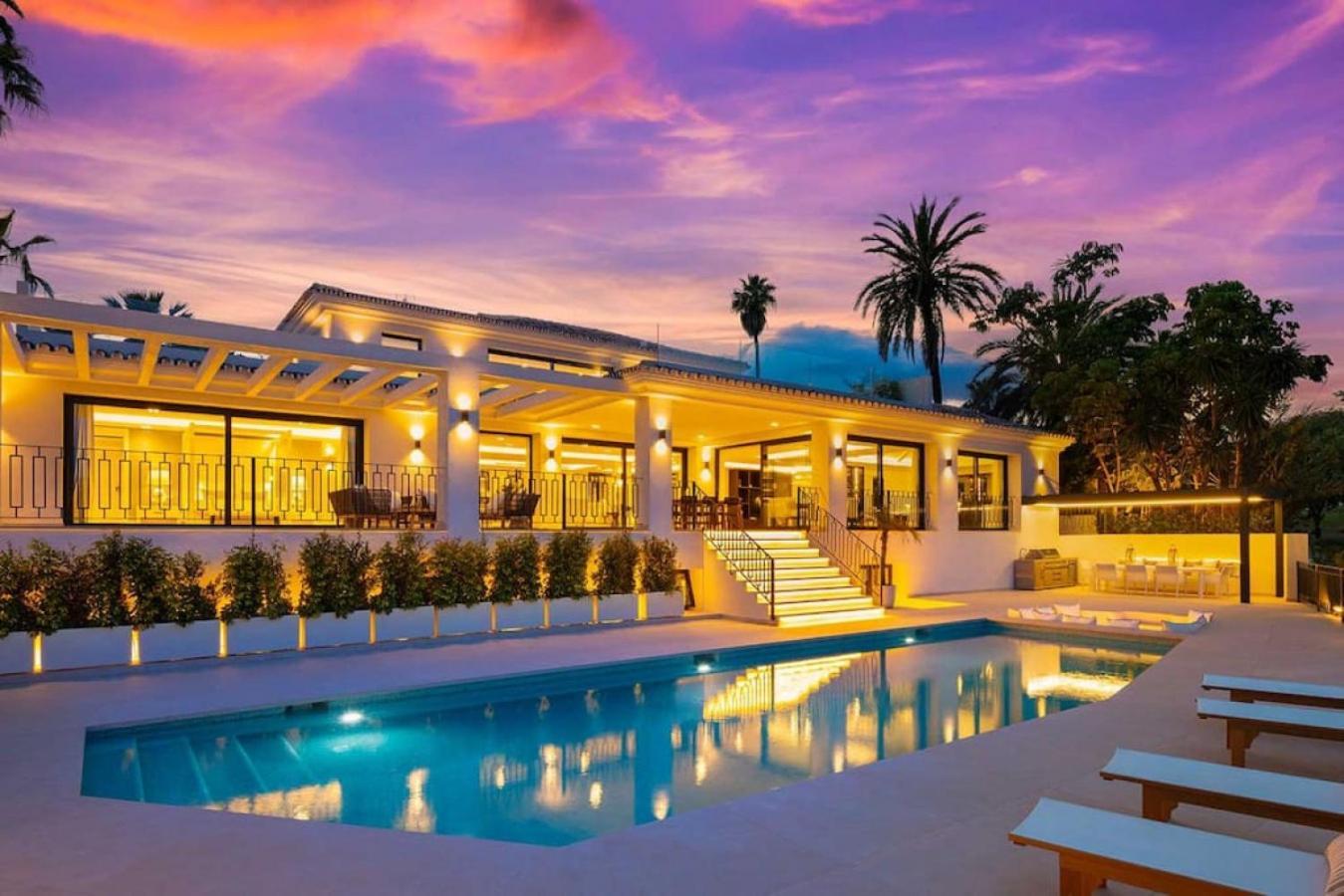 Mercedes - Luxury 5-bedroom In Brisas,