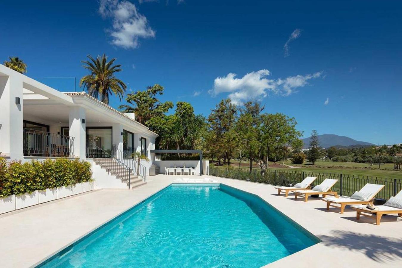 Mercedes - Luxury 5-bedroom In Brisas, *