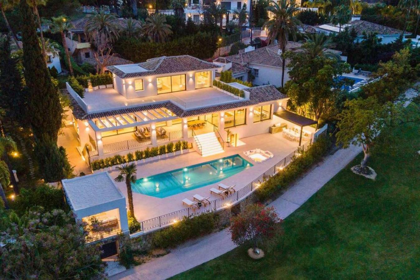 Mercedes - Luxury 5-bedroom In Brisas,