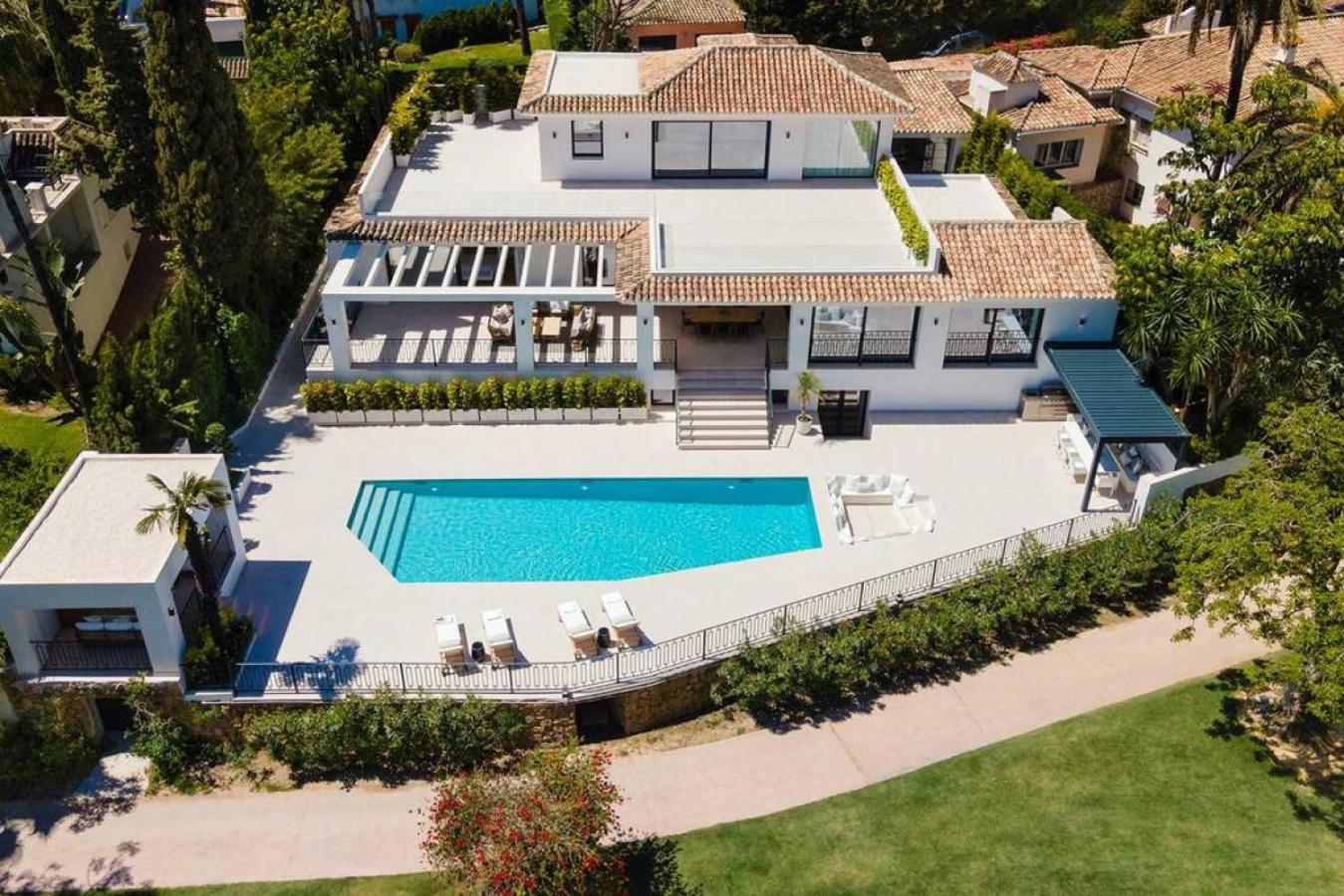 Mercedes - Luxury 5-bedroom In Brisas, *