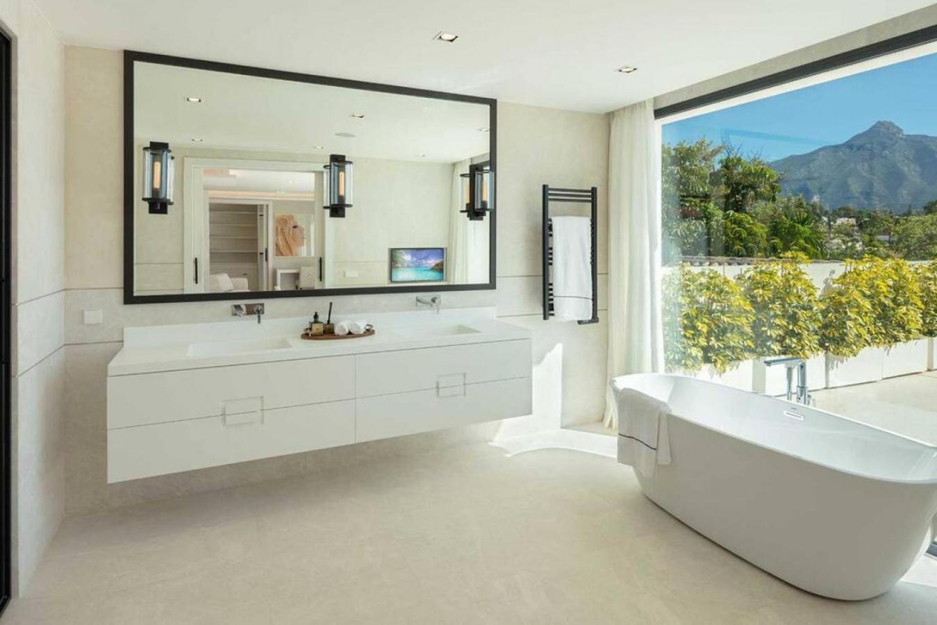 Villa Mercedes - Luxury 5-bedroom In Brisas, *