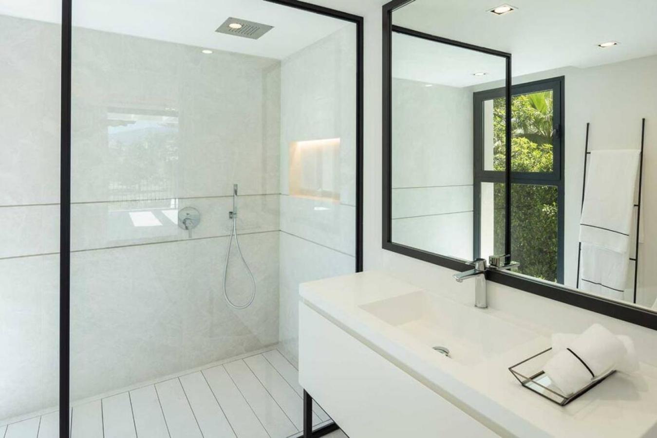 Mercedes - Luxury 5-bedroom In Brisas,