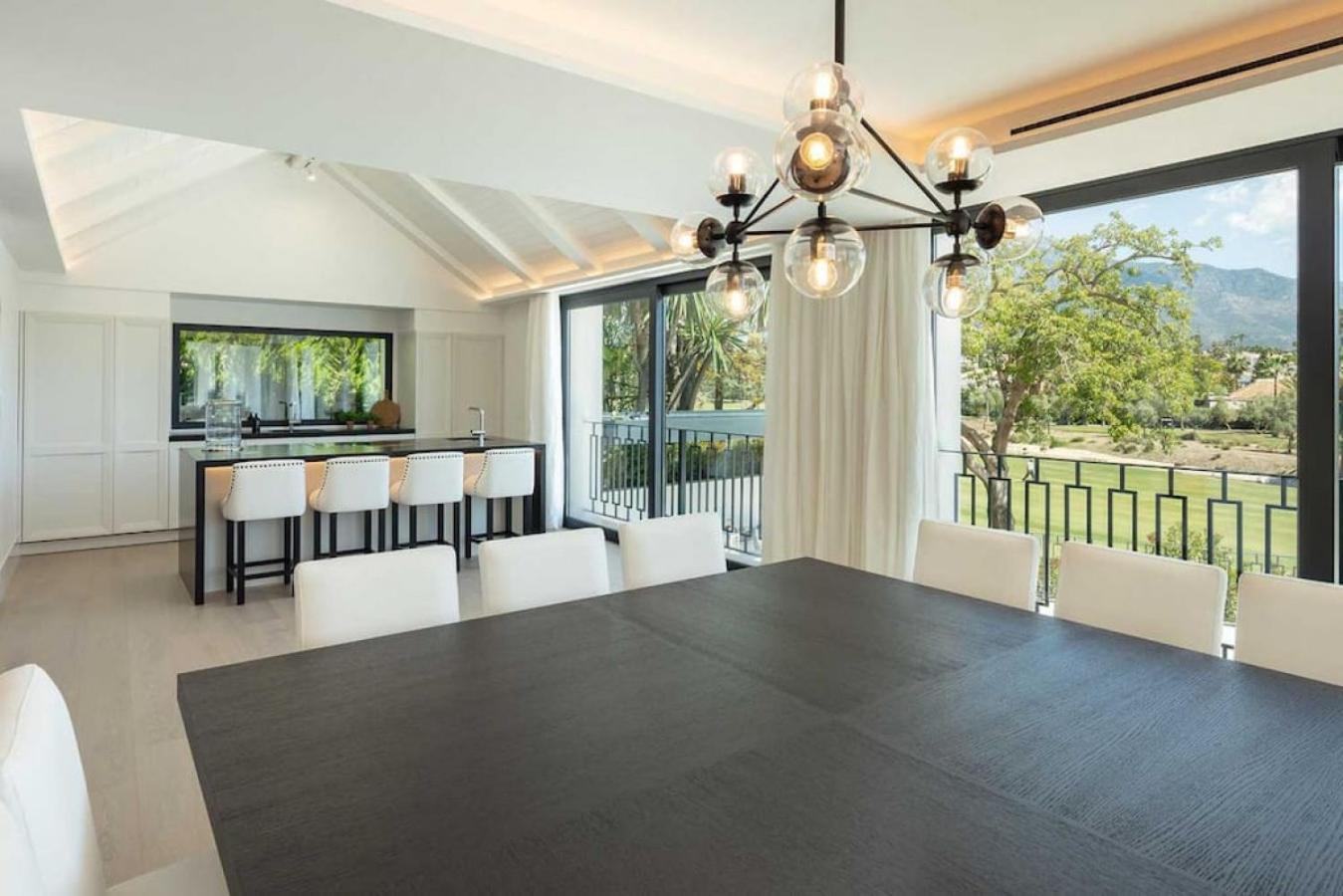 Mercedes - Luxury 5-bedroom In Brisas, *